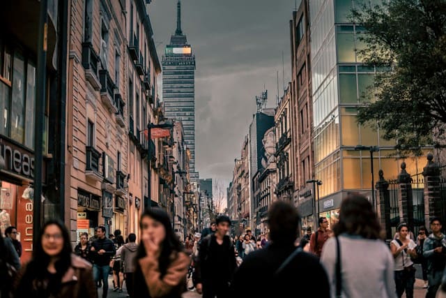 Calle urbana concurrida entre edificios de oficinas